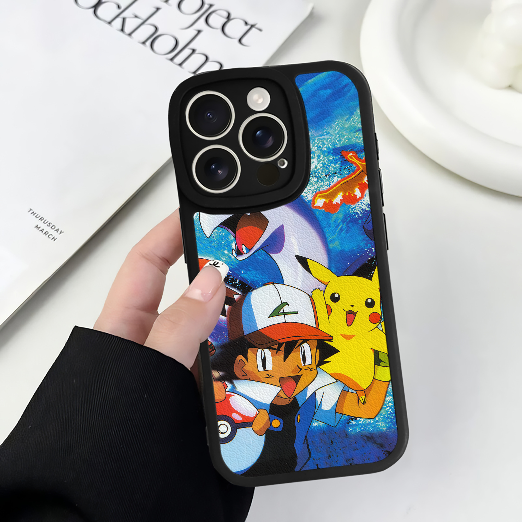 （画像用） ポケットモンスター Pokémon 【iPhone 16シリーズ対応】シリコンスマホケース（レザー調） 材質：シリコン
